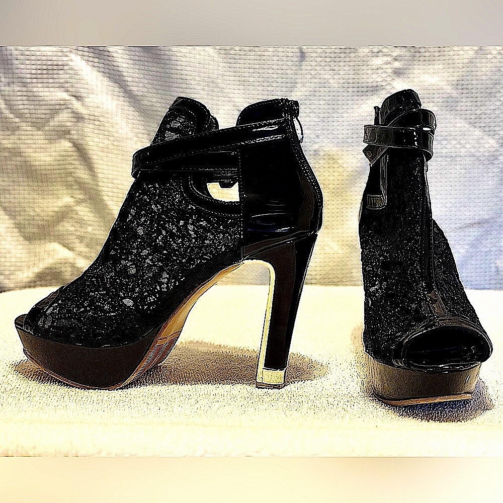 Black heels NWT size 39 euro 8.5 us